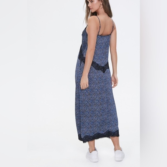 Elegant Blue Maxi Dress with Black Lace Trim - Picture 3 of 8